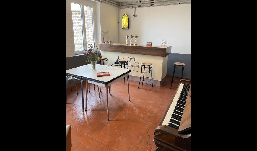 Salle bistrot avec piano et bar