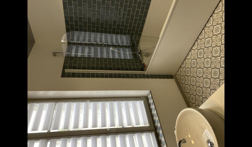 Salle de bains avec baignoire et douche