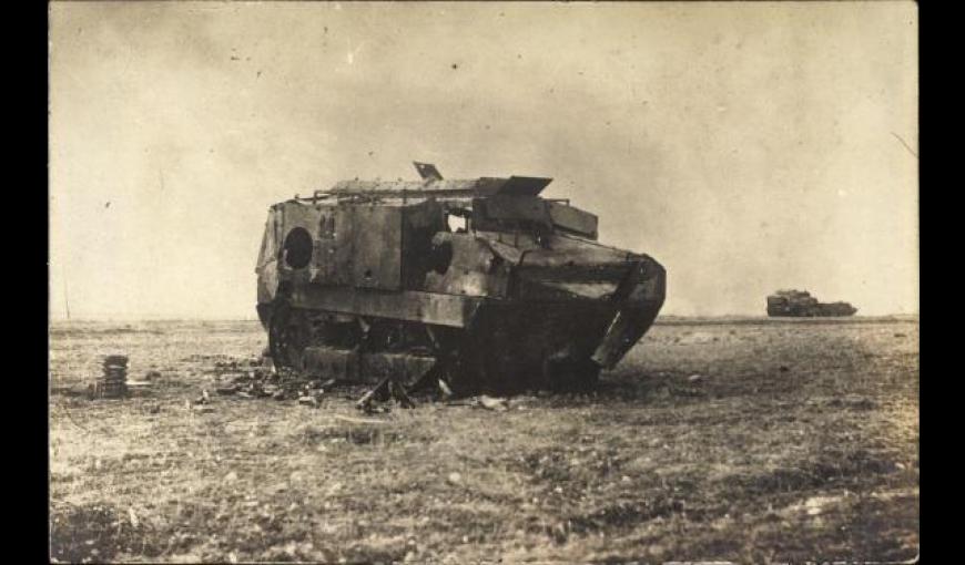 Photo tank détruit 1917 < Juvincourt-et-Damary < Aisne < Hauts-de-France