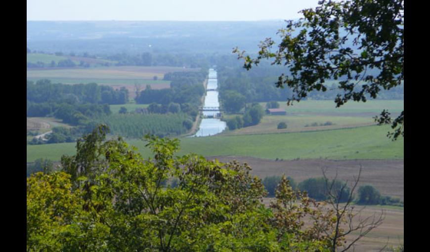 VUE DU CANAL DEPUIS LE 27e BCA