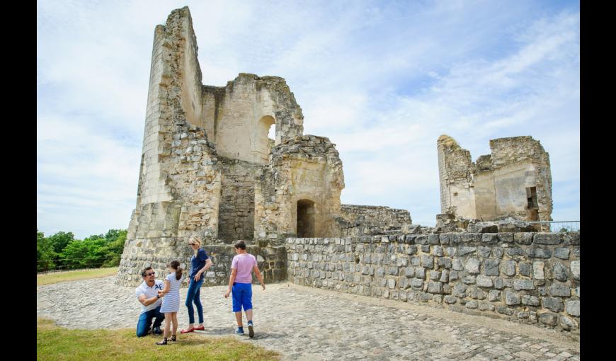 Promenade en famille dans les vestiges du chateau de Fere-en-Tardenois