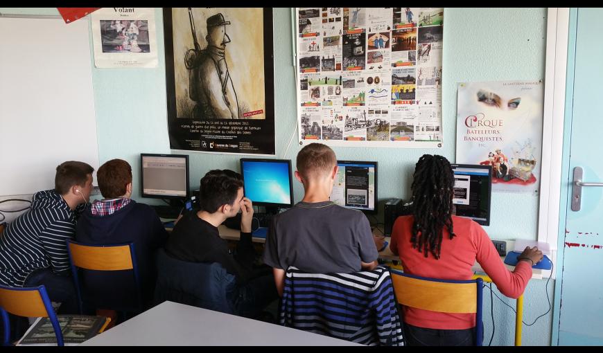 Les élèves de 3e du collège de Corbeny travaillant sur leur Story-Maps