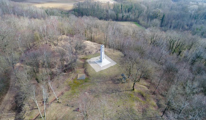 Vue aérienne (drone) du monument en hommage au 27e et 27e Bataillon de Chasseurs Alpins situé à Braye-en-Laonnois (Aisne)