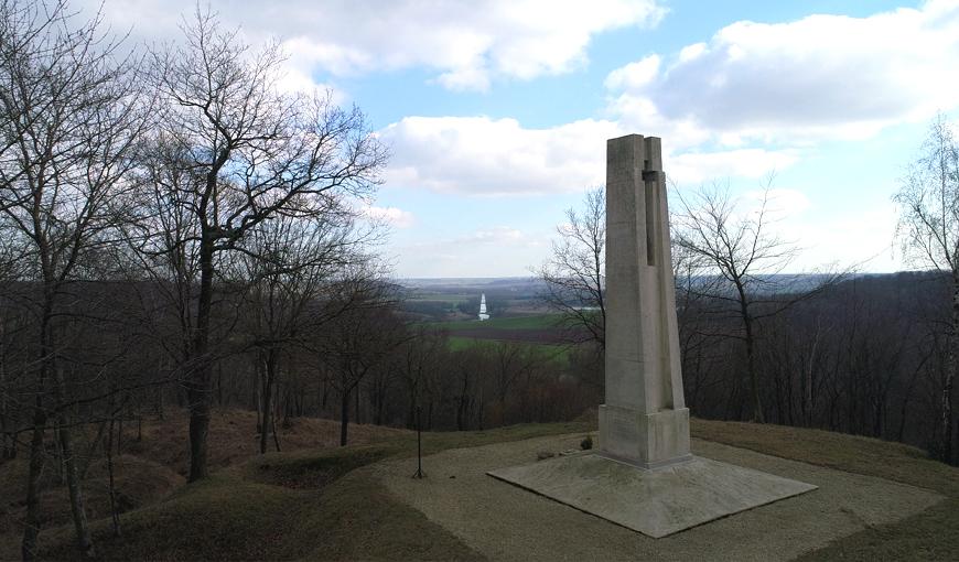 Vue (drone) du monument en hommage au 27e et 27e Bataillon de Chasseurs Alpins situé à Braye-en-Laonnois (Aisne)
