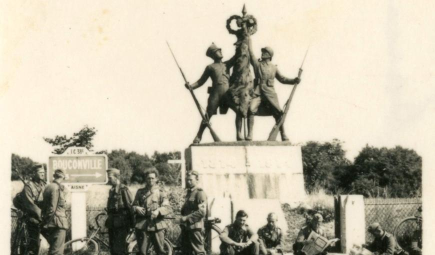 Soldats de la Wehrmarcht devant le monument des Marie-Louise, 1940