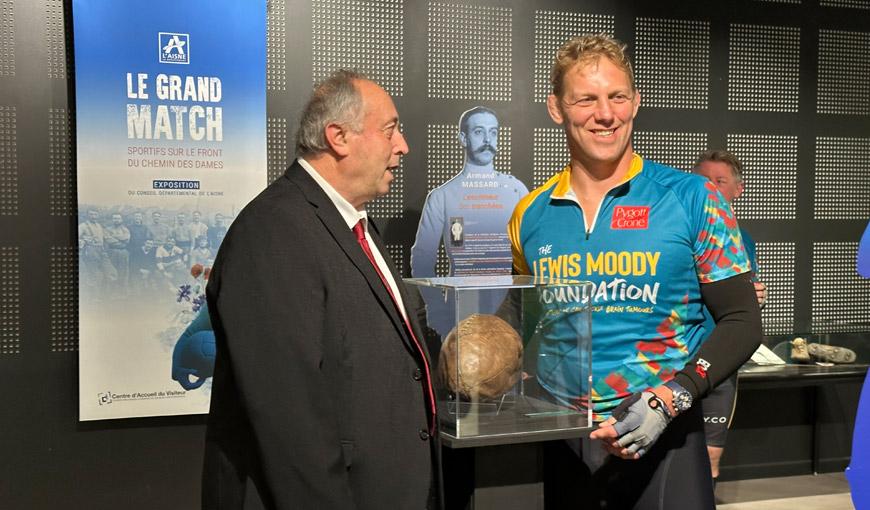 Lewis Walton Moody, rugbyman au XV anglais, à l'exposition "Le Grand Match" en octobre 2023 