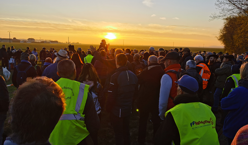 Marche "sans casque et sans arme" à l'aube, à Craonne, 16 avril 2022