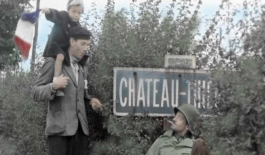 Photo - Soldat américain et civils à Château-Thierry en septembre 1944 