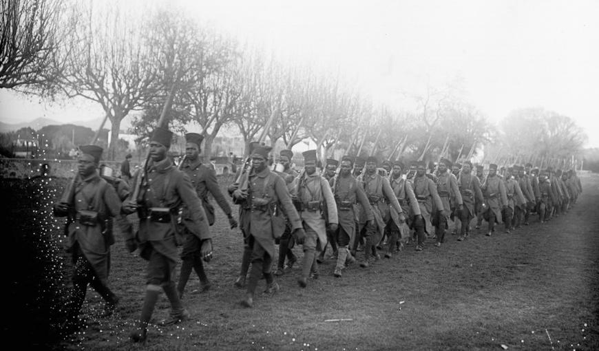 Défilé des tirailleurs sénégalais au camp de Fréjus (décembre 1915)