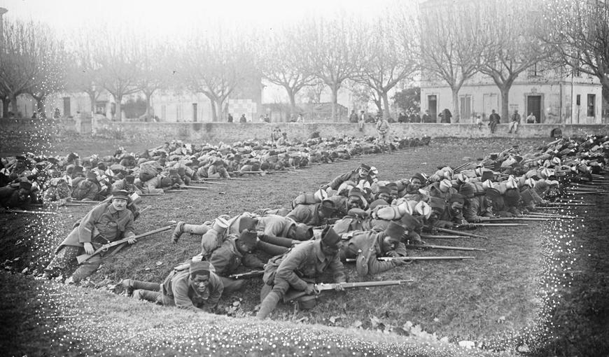 Tirailleurs sénégalais à l'exercice au camp de Fréjus (décembre 1915)