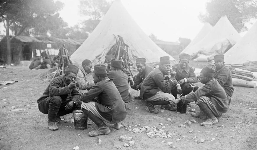 Repas des tirailleurs sénégalais au camp de Fréjus (décembre 1915)