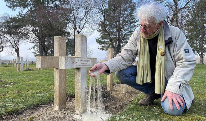 Février 2023, dispersion de sable de l'île Callot sur la tombe de Xavier de Kergariou - Tombe 872 nécropole de Soupir 1