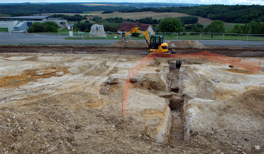 Photo des fouilles archéologiques du parking de la Caverne du Dragon en 2015 