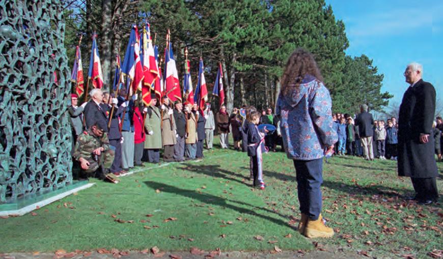 Inauguration de l'œuvre "Ils n'ont pas choisi leur sépulture" sur le plateau de Californie par Lionel Jospin,