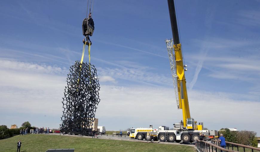 Installation de l'œuvre "Ils n'ont pas choisi leur sépulture" à la Caverne du Dragon