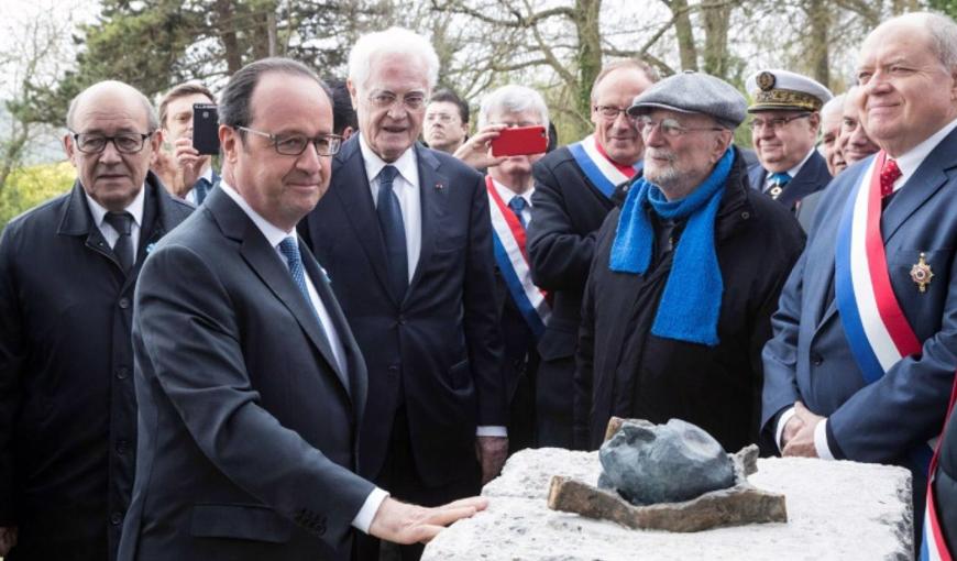 Le Président de la République, François Hollande, Lionel Jospin et Haïm Kern devant la trace de l'œuvre au plateau de Californie, le 16 avril 2017