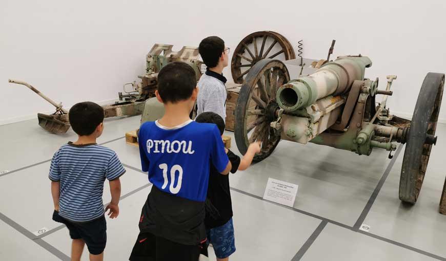 Enfants en visite dans les collections départementales de l'Aisne