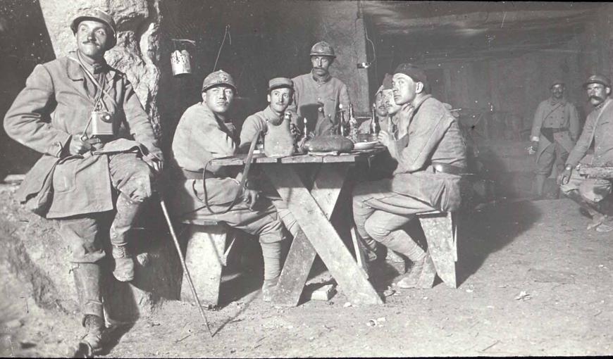 Soldats prenant leur repas à l'intérieur de la caverne du Dragon