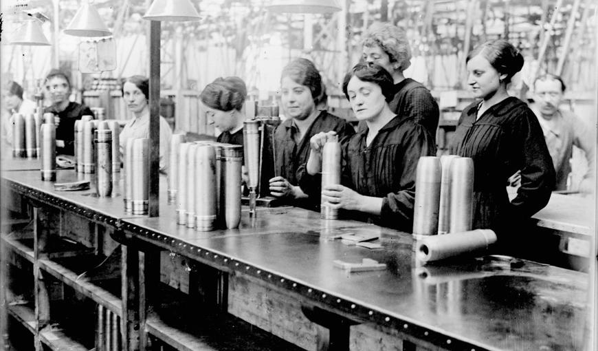 Femmes dans un atelier de fabrication d’obus, 1916  