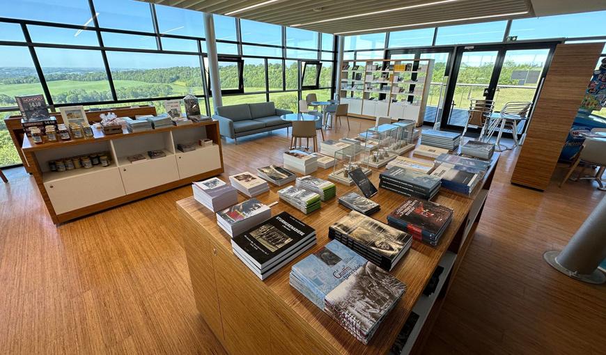 Vue de la boutique de la Caverne du Dragon -  Centre d'accueil du Visiteur