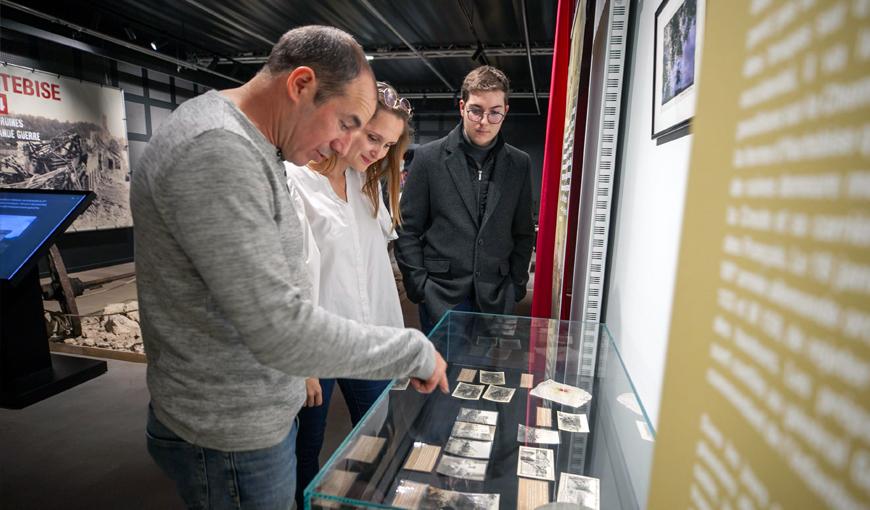 Visiteurs regardant une vitrine de l'exposition "« Hurtebise « 1914, sur le front du Chemin des Dames »