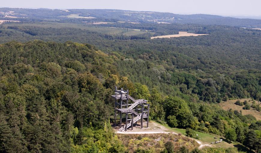 Vue sur la tour-observatoire au plateau de Californie, Aisne