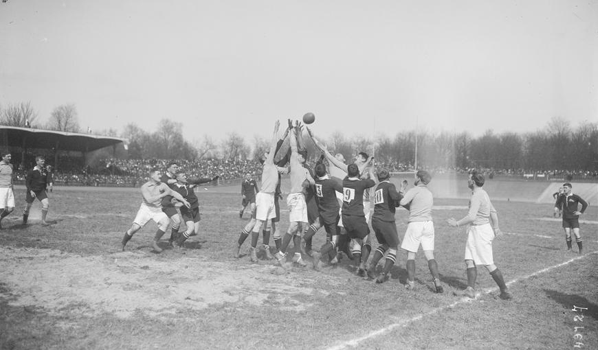 Match de rugby entre les équipes militaires française et néo-zélandaise en 1917 