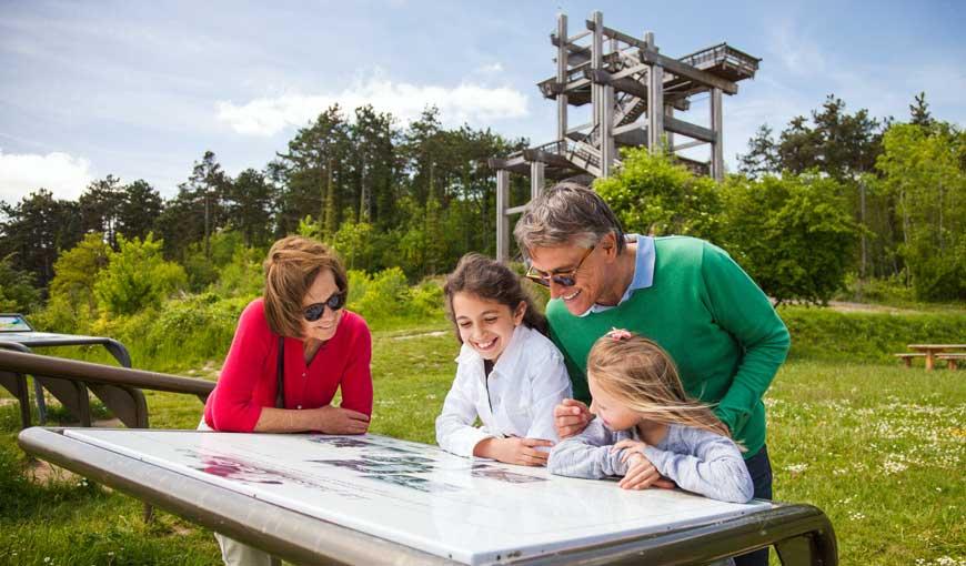 Famille devant la tour-observatoire à Craonne