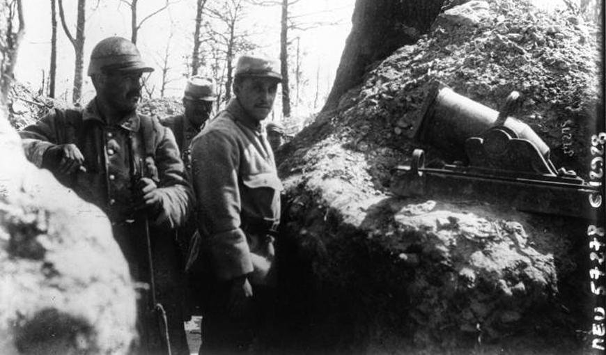 Un crapouillot en position dans une tranchée, 1915