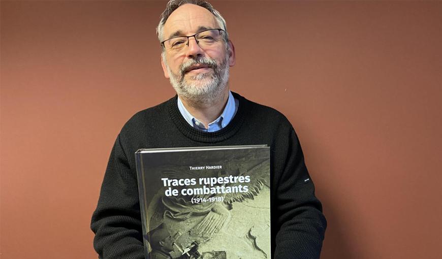 Thierry Hardier avec son ouvrage "Traces rupestres de combattants"