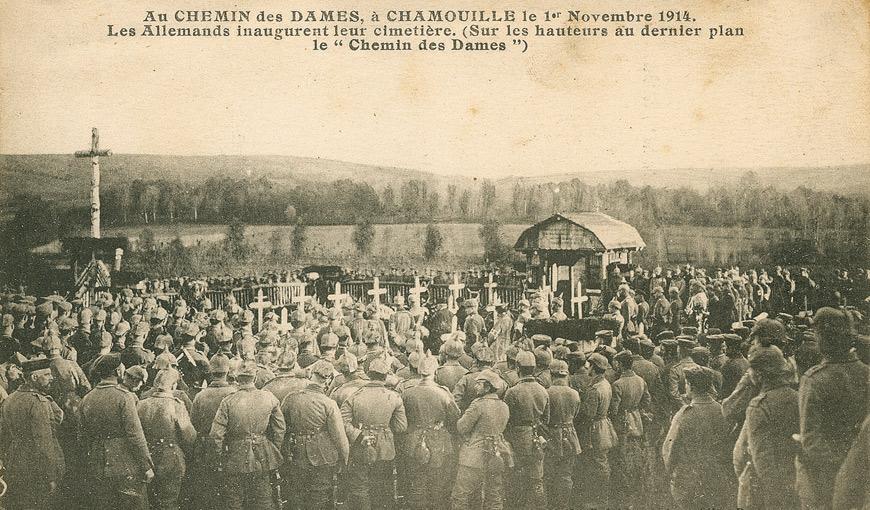 Au Chemin des Dames, à Chamouille, le 1er novembre 1914. Les Allemands inaugurent leur cimetière.