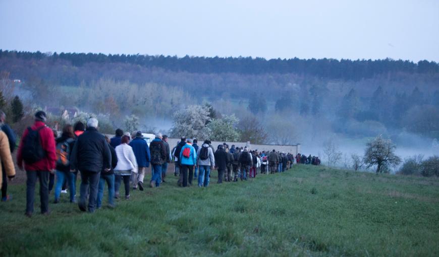 La marche "sans casque et sans arme" à l'aube, à Craonne, le 16 avril 2018