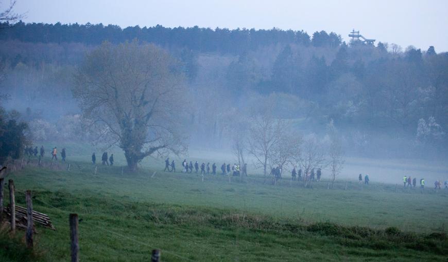 La marche "sans casque et sans arme" à l'aube, à Craonne, le 16 avril 2018