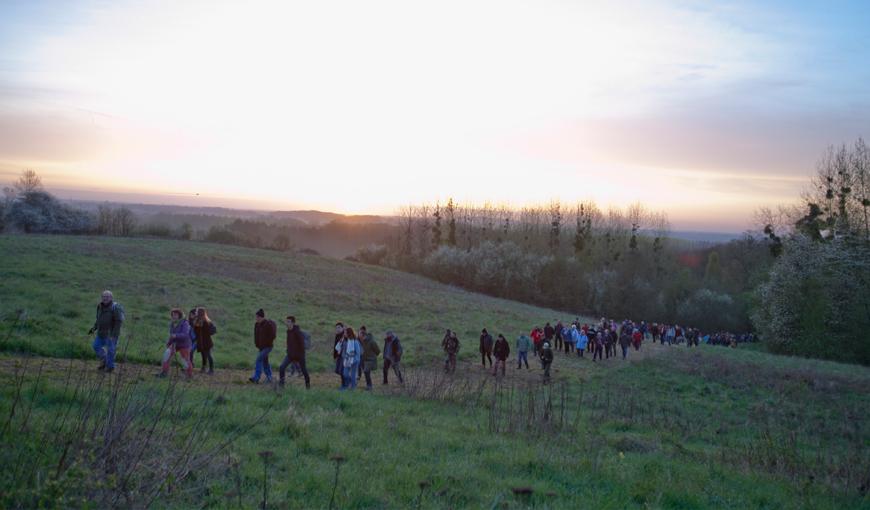 La marche "sans casque et sans arme" à l'aube, à Craonne, le 16 avril 2018