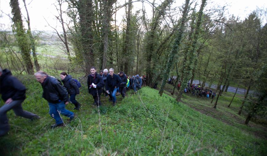 La marche "sans casque et sans arme" à l'aube, à Craonne, le 16 avril 2018