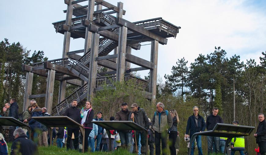 A la tour Observatoire, lors de la marche "Sans casque et sans arme", à Craonne, le 16 avril 2048