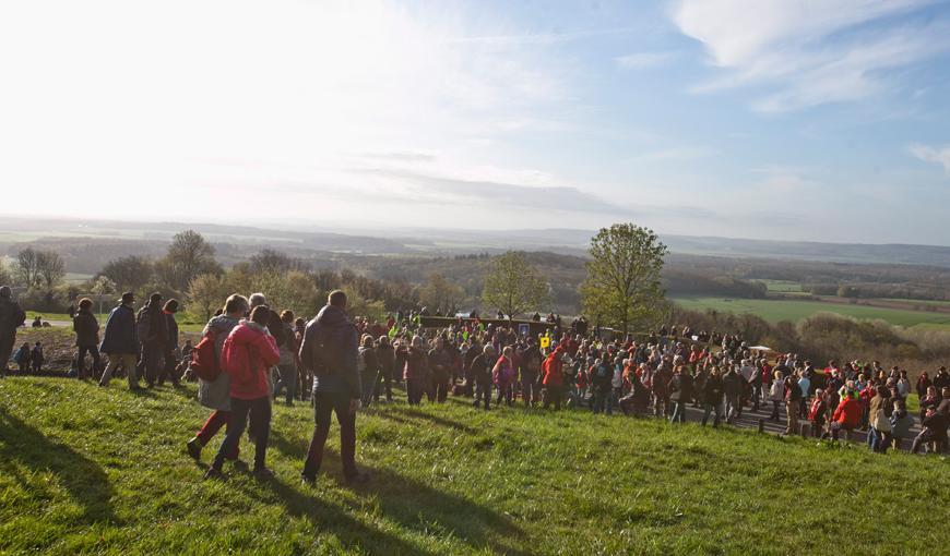 La marche "sans casque et sans arme" à l'aube, à Craonne, le 16 avril 2018