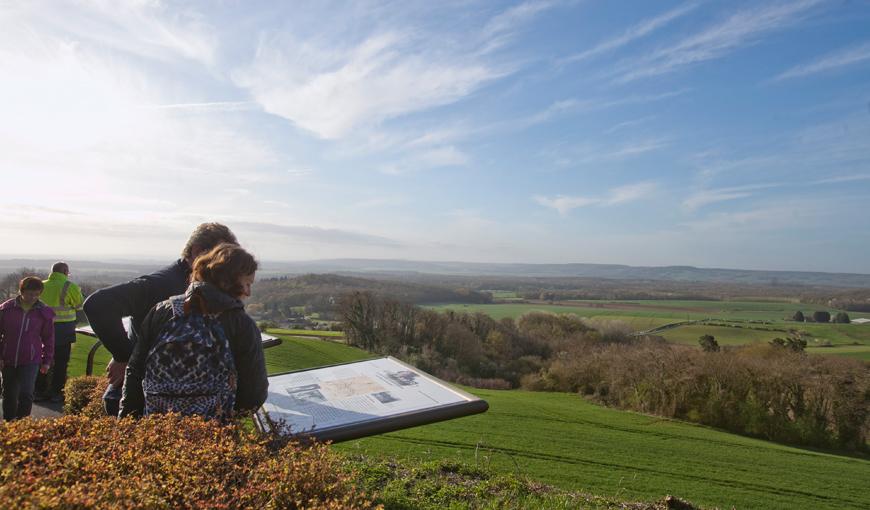 Marcheurs observant le paysage depuis le plateau de Californie à Craonne