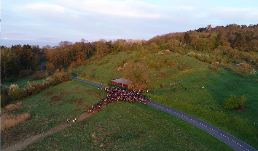 Vue en drone de la marche "sans casque et sans arme" à Craonne, le 16 avril 2018