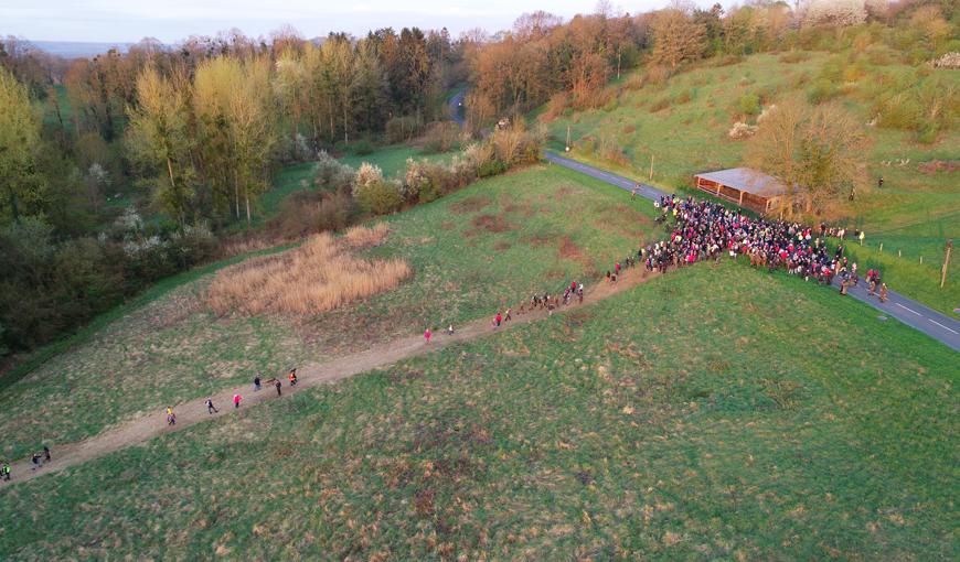 Vue en drone de la marche "sans casque et sans arme" à Craonne, le 16 avril 2018