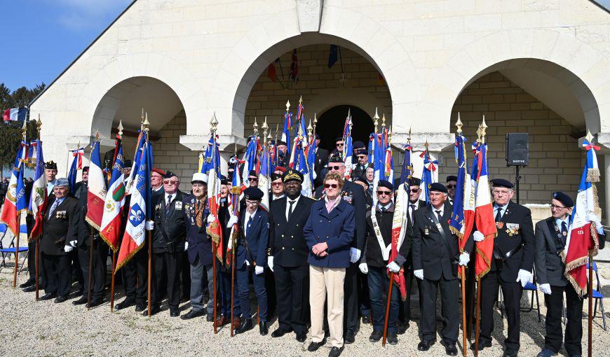 Groupe de porte-drapeaux et représentants en uniforme rassemblés devant la chapelle mémorial de cerny-an-Laonnois