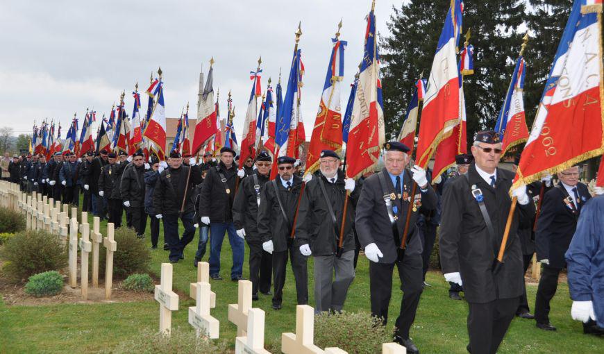 Porte-drapeaux défilant lors de la cérémonie commémorative dans le cimetière militaire français de Cerny-en-Laonnois.