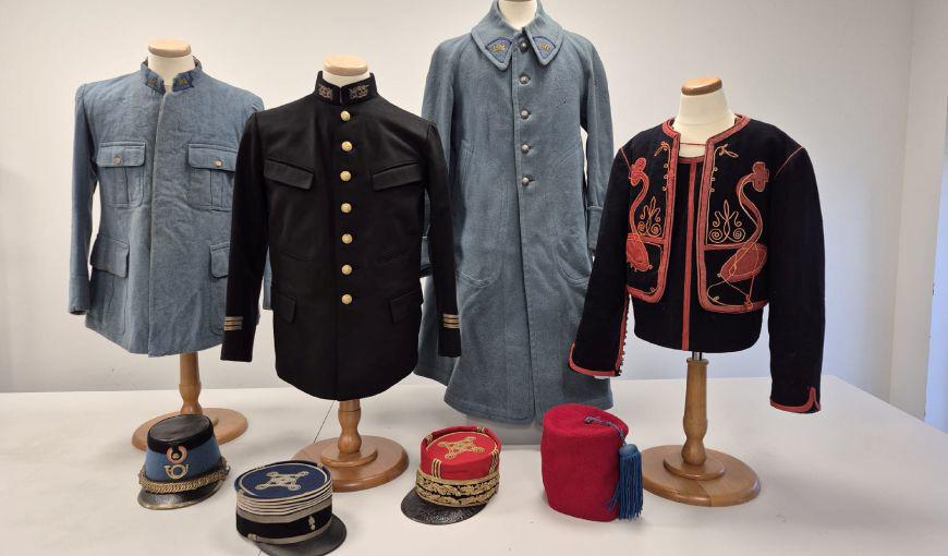 Uniformes militaires historiques français avec vestes et coiffes d’époque.