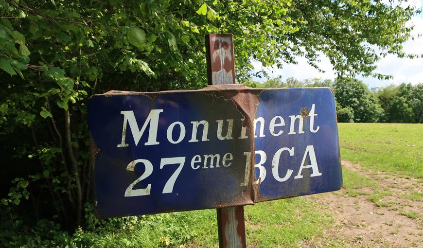 Panneau su monument du 27e BCA, vestige du passé