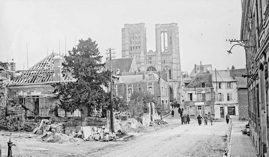 Noyon, au fond la cathédrale : [photographie de presse] / [Agence Rol]