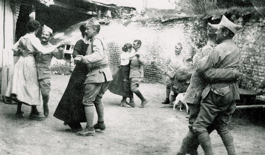 Scène de joie dans le département de l'Aisne, novembre 1918