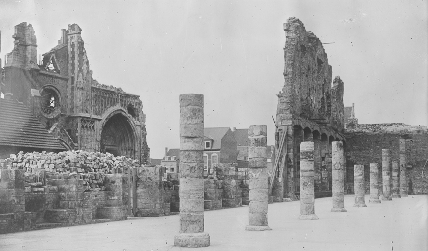 Reconstruction de la Halle aux draps à Ypres : [photographie de presse] / [Agence Rol]