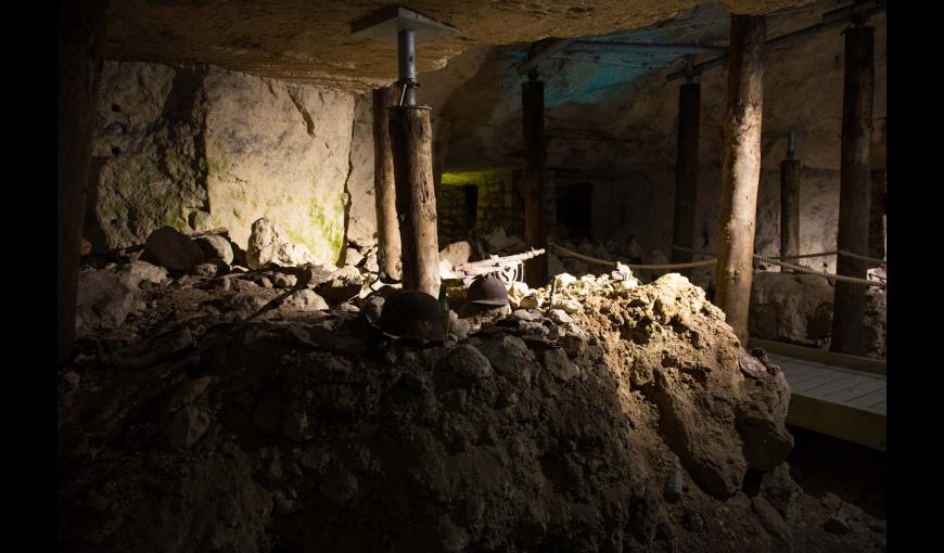 Effets personnels de soldats, dans les souterrains de la Caverne du Dragon (Aisne).