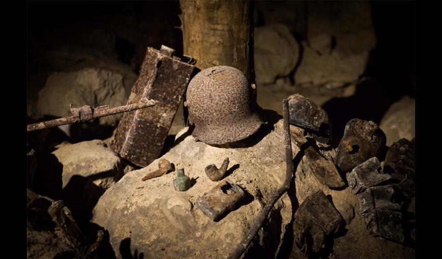 Effets personnels de soldats, dans les souterrains de la Caverne du Dragon (Aisne).