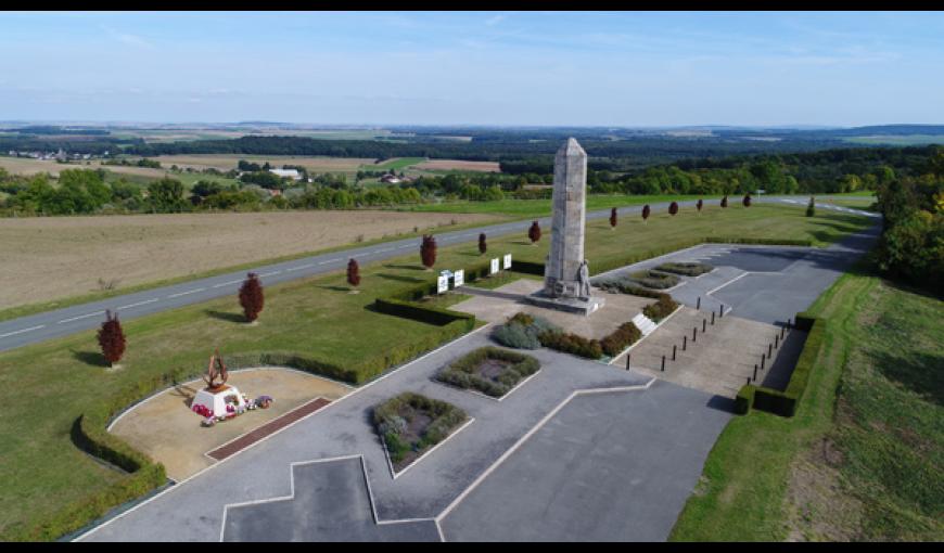 Le monument des Basques et le Mémorial en hommage aux Rugbymen à Craonnelle (Aisne), sept 2017.